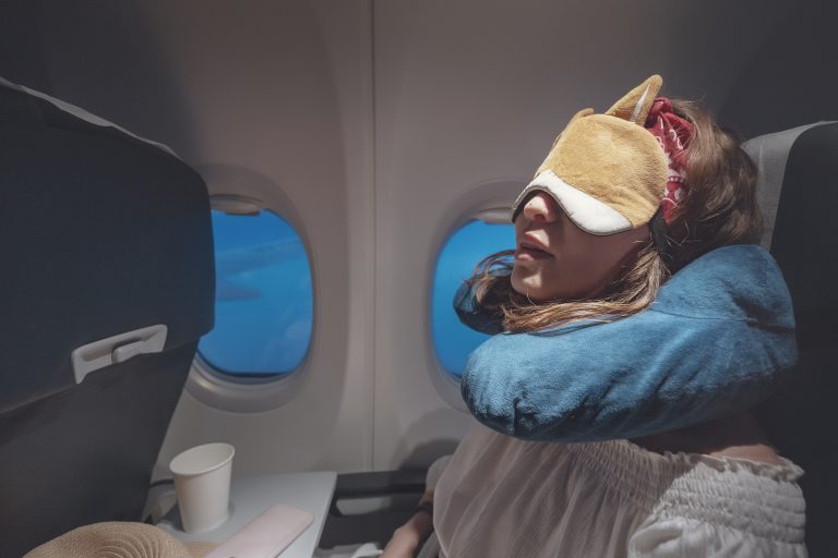 sleep on plane itravelthere